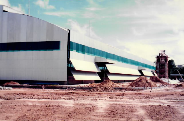 1997 - Vista externa da lateral esquerda do galpão tirada dos fundos do terreno