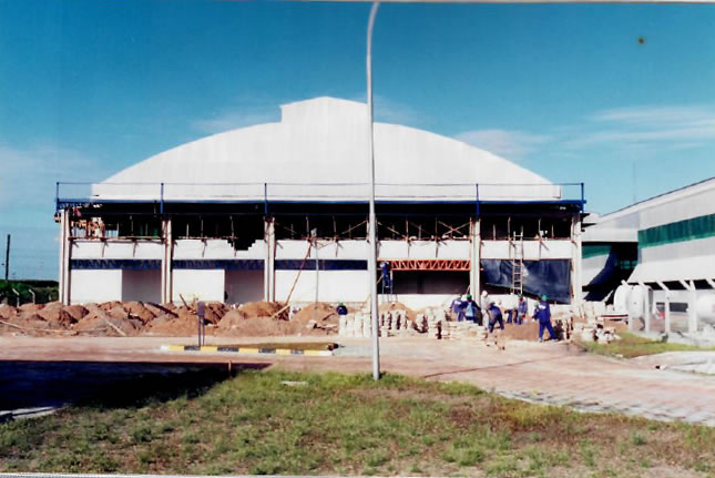 1999 - Vista frontal da obra