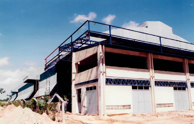 1999 - Vista da lateral direita da obra