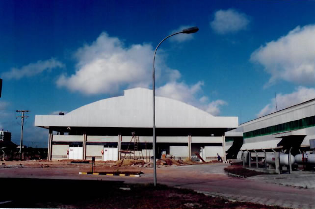 1999 - Vista frontal da obra