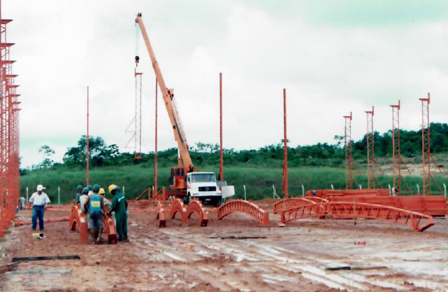 1999 - Arcos da estrutura metálica do galpão