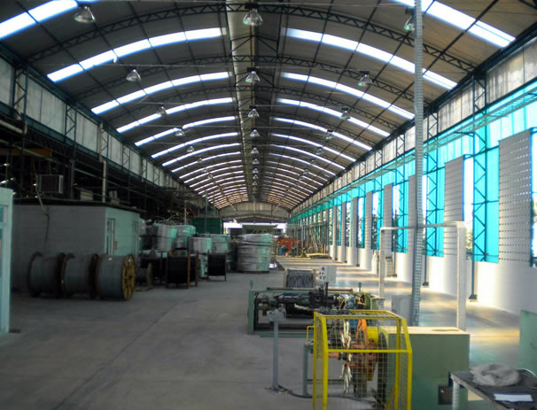 1998 - Start up da Alubar Metais S.A. A fábrica da primeira empresa do Grupo Alubar, a Alubar Metais S.A. inicia a operação com a produção de vergalhões de liga de alumínio para fins elétricos e siderúrgicos.