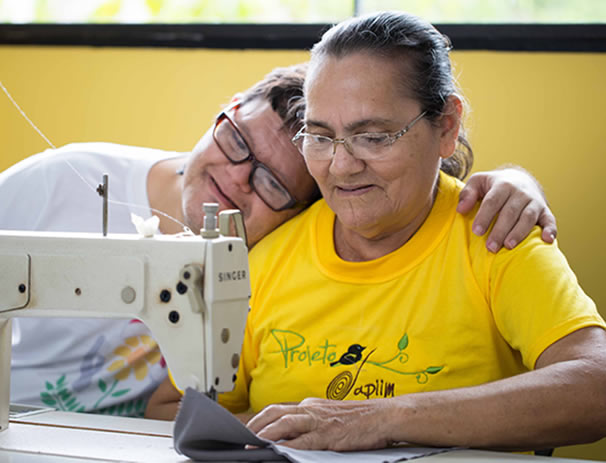 2006 - Projeto Japiim. A Alubar dá início ao Projeto Japiim, iniciativa que beneficia mulheres no ofício de costura com oportunidades de integração, incentivo à geração de renda e valorização profissional.